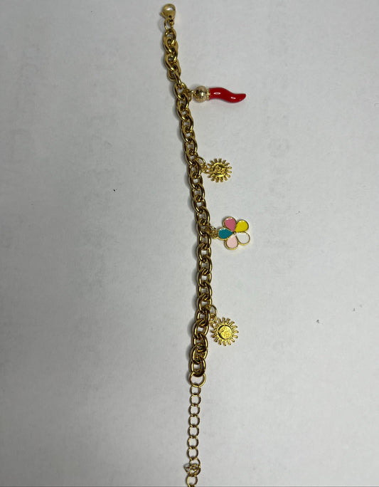 Braccialetto Amuleto Chic con catene dorate e argentate e charm portafortuna a forma di sole, fiore e cornetto rosso