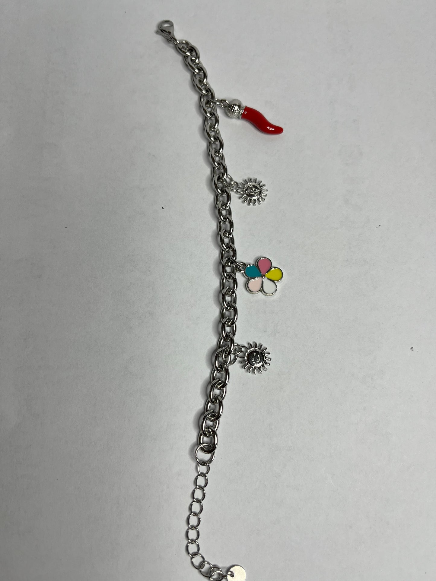 Braccialetto Amuleto Chic con catene dorate e argentate e charm portafortuna a forma di sole, fiore e cornetto rosso