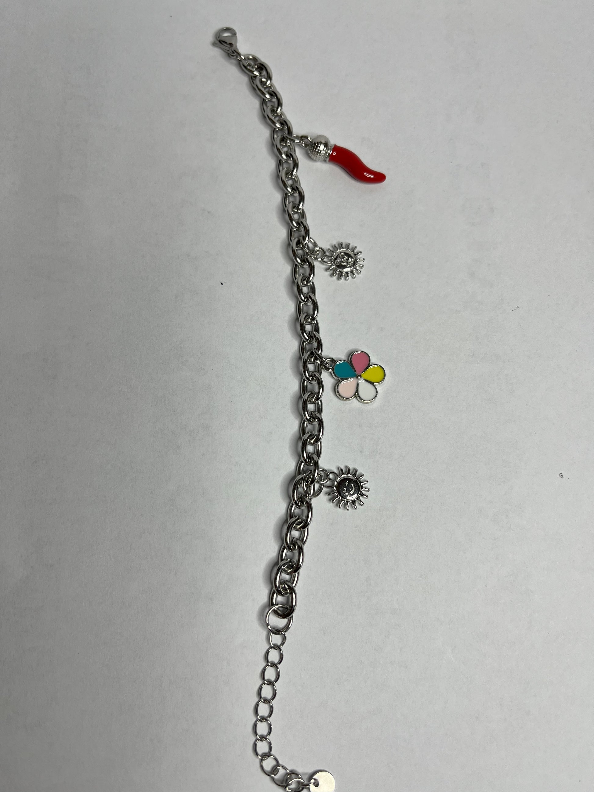 Braccialetto Amuleto Chic con catene dorate e argentate e charm portafortuna a forma di sole, fiore e cornetto rosso