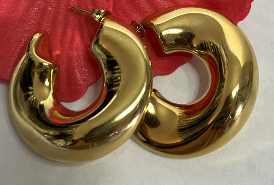 Scopri i nostri eleganti orecchini a cerchio disponibili in oro e argento. Design minimalista e qualità premium per ogni occasione. Scegli il tuo colore preferito!