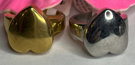 Anello Cuore Eterno con design bombato arrotondato, disponibile in versione placcata oro e argento su fiore rosa decorativo