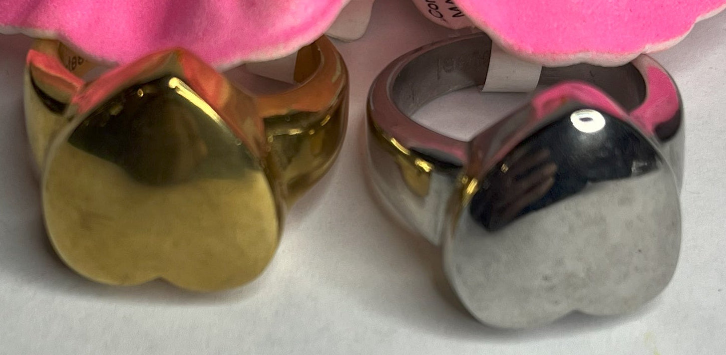 Anello Cuore Eterno con design bombato arrotondato, disponibile in versione placcata oro e argento su fiore rosa decorativo