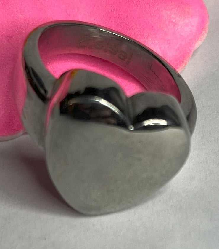 Anello Cuore Eterno con design bombato arrotondato, disponibile in versione placcata oro e argento su fiore rosa decorativo
