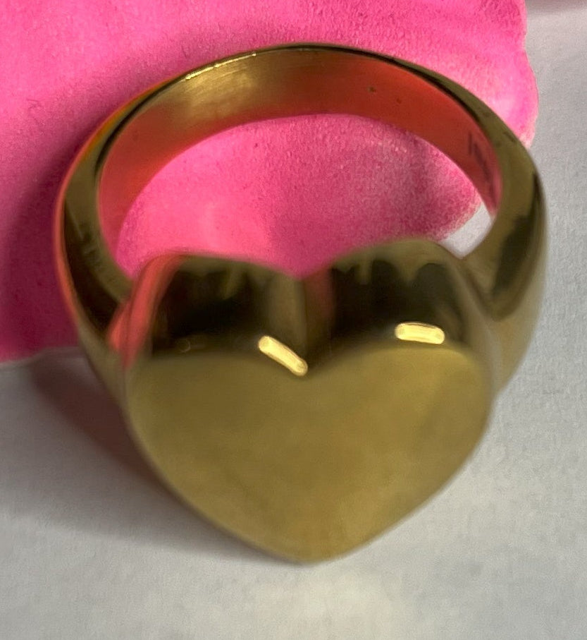 Anello Cuore Eterno con design bombato arrotondato, disponibile in versione placcata oro e argento su fiore rosa decorativo