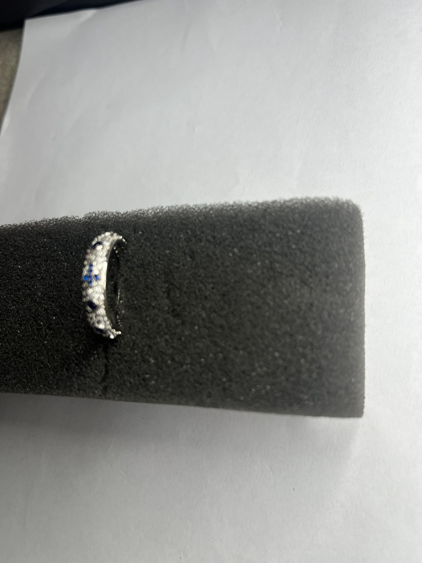 Anello Eternity in Acciaio a Cristalli Bianchi e Blu