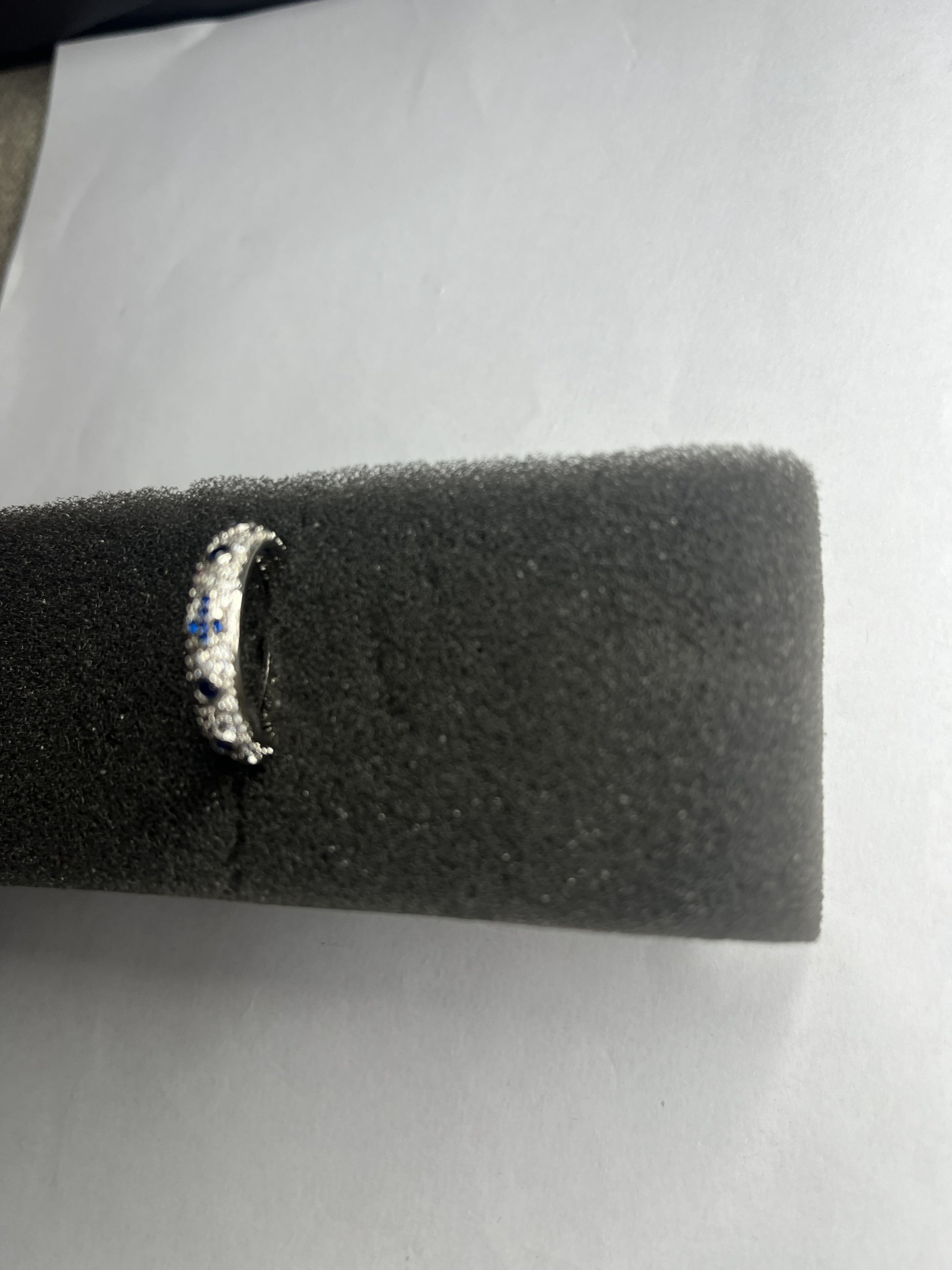 Anello Eternity in Acciaio a Cristalli Bianchi e Blu