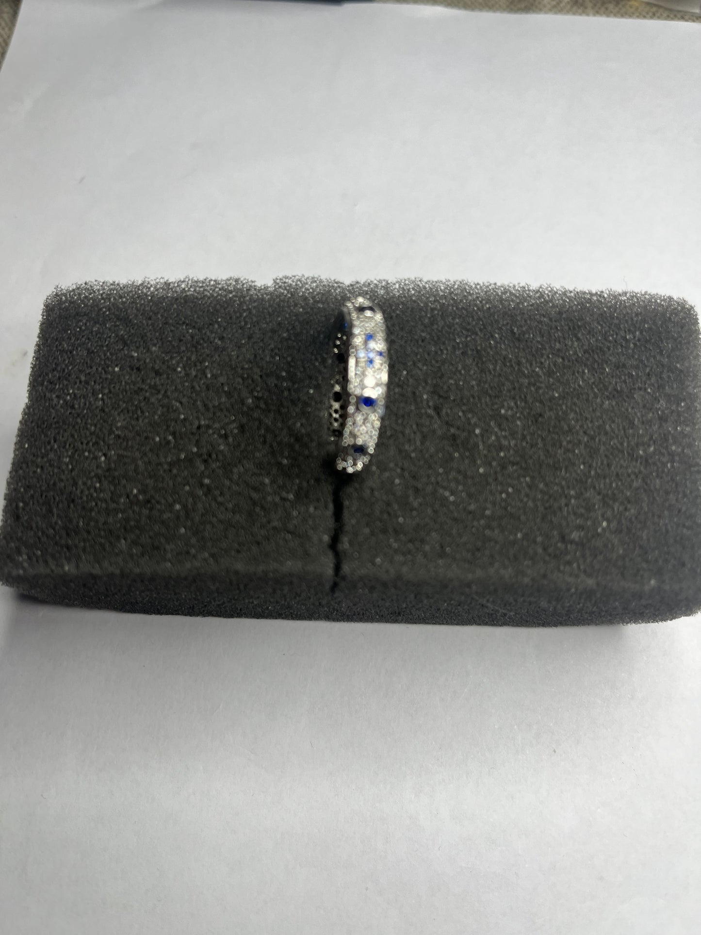Anello Eternity Acciaio Cristalli Bianchi Blu - Eleganza Maschile