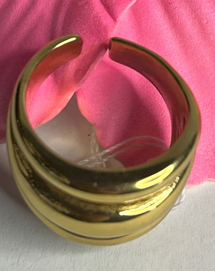 Anello Fascia Tripla placcato oro con tre fasce sovrapposte eleganti, design moderno e minimalista su fiore rosa
