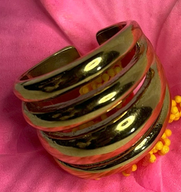 Anello Fascia Tripla placcato oro con tre fasce sovrapposte eleganti, design moderno e minimalista su fiore rosa