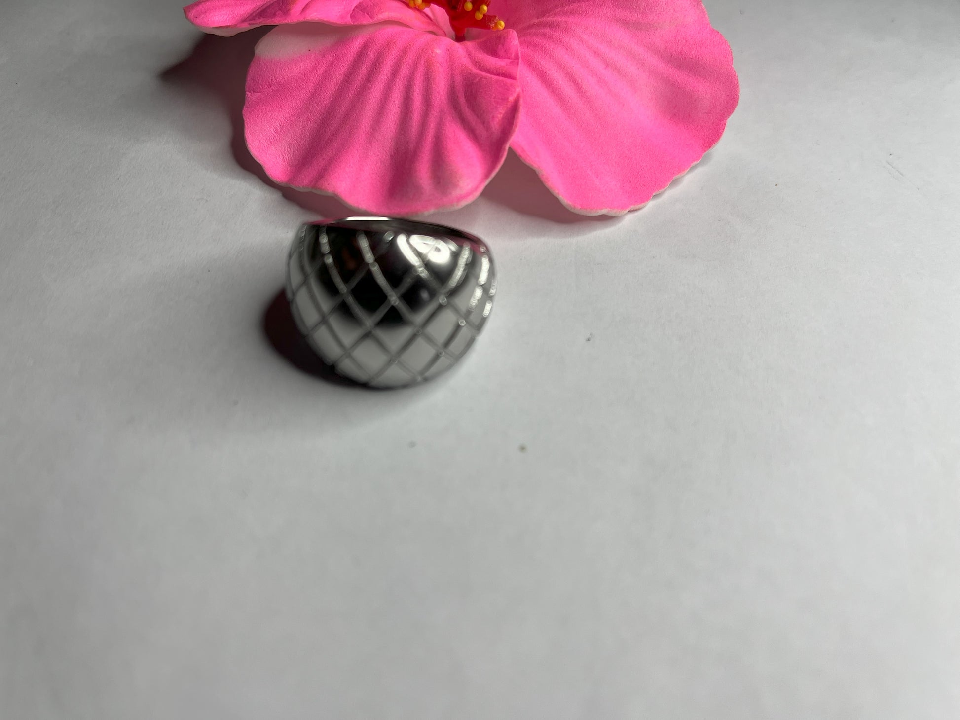 Anello griglia lucida argento con pattern geometrico, acciaio inossidabile placcato argento, modello