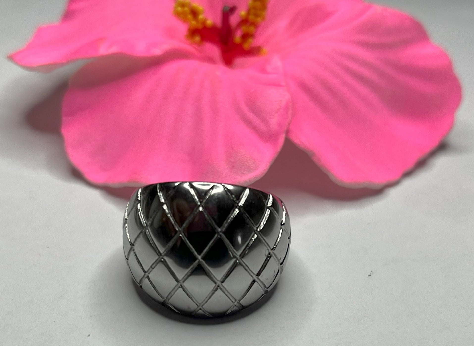 Anello griglia lucida argento con pattern geometrico, acciaio inossidabile placcato argento, modello