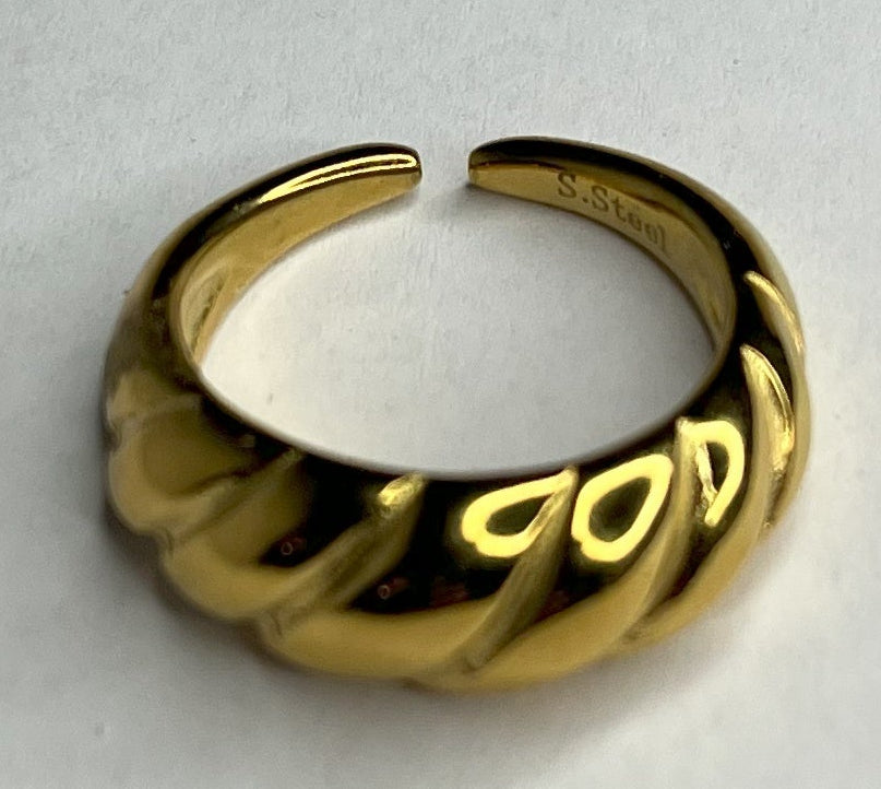 Anello con design intrecciato placcato oro, texture tridimensionale su sfondo neutro