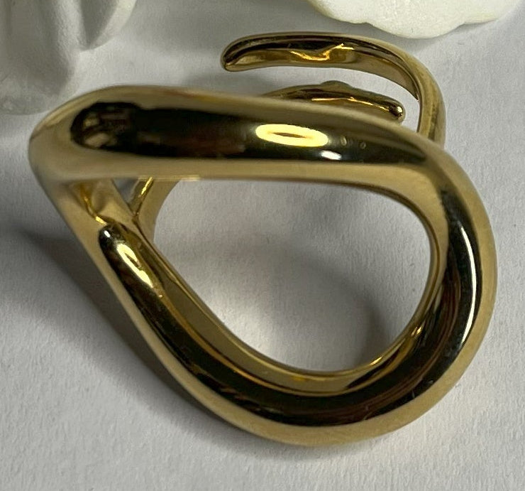 "Anello Minimal Chic in acciaio 316L dorato con design ovale allungato, completamente regolabile"