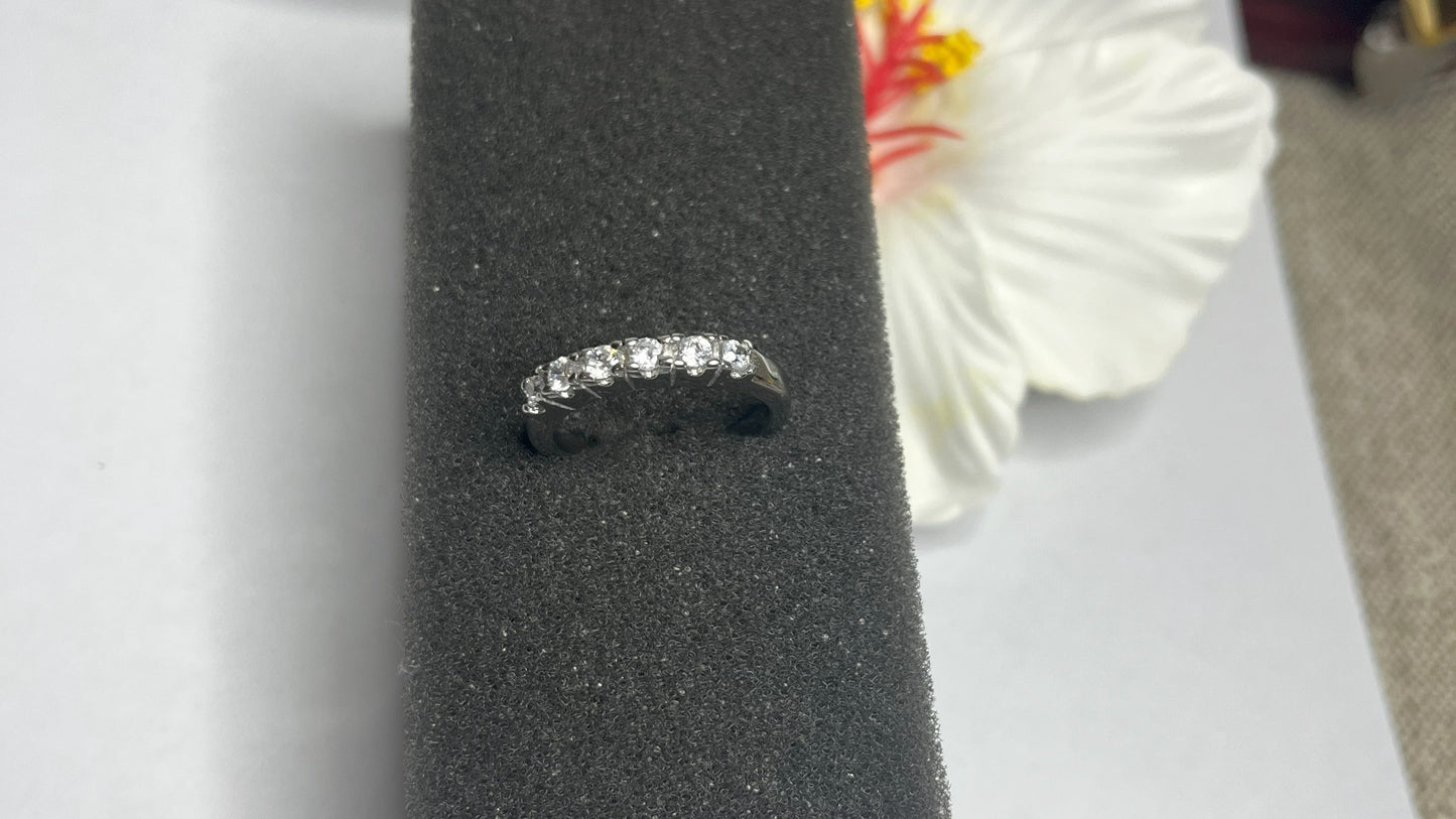 Anello Quintessenza d'Amore con cinque diamanti brillanti incastonati in acciaio di alta qualità placcato argento, fotografato su sfondo nero vellutato