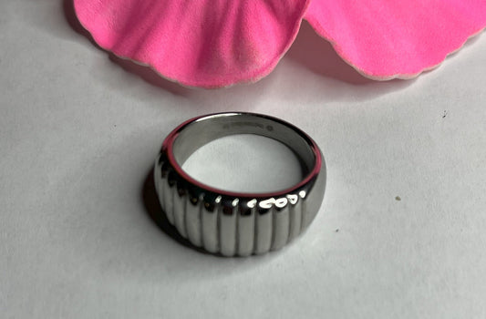 Anello scanalato argento con righe verticali, acciaio inossidabile placcato argento
