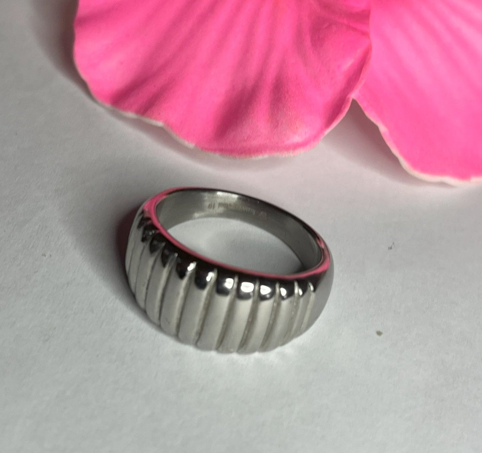 Anello scanalato argento con righe verticali, acciaio inossidabile placcato argento
