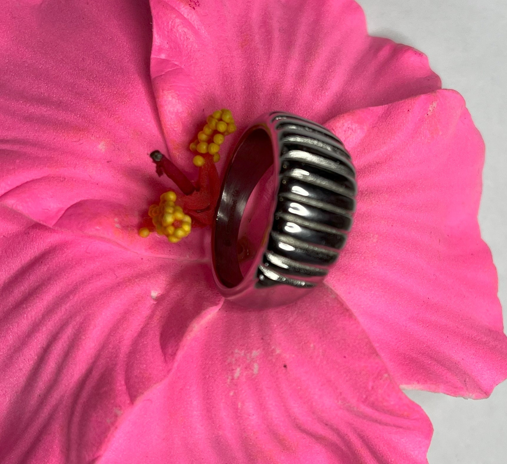 Anello scanalato argento con righe verticali, acciaio inossidabile placcato argento