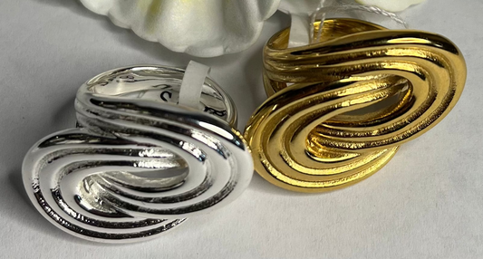 Anello con design intrecciato placcato oro su fiore bianco di ibisco con pistilli rossi e gialli