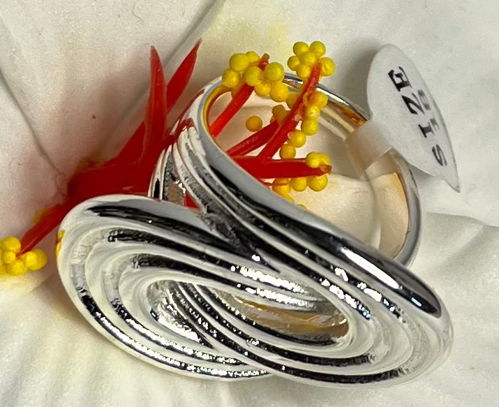 Anello con design intrecciato placcato oro su fiore bianco di ibisco con pistilli rossi e gialli
