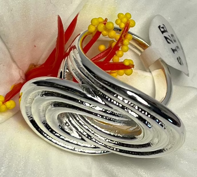 Anello con design intrecciato placcato oro su fiore bianco di ibisco con pistilli rossi e gialli