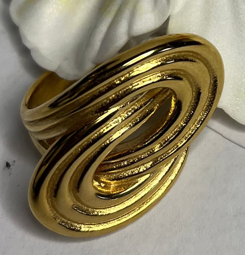 Anello con design intrecciato placcato oro su fiore bianco di ibisco con pistilli rossi e gialli