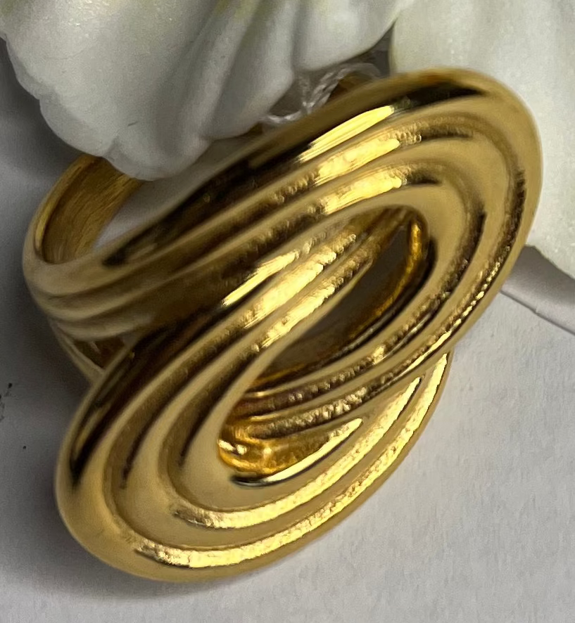 Anello con design intrecciato placcato oro su fiore bianco di ibisco con pistilli rossi e gialli
