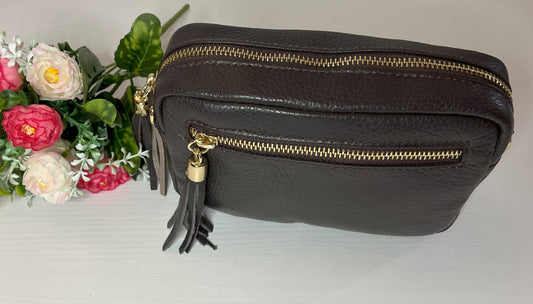 Borsa Mogano Premium in vera pelle testa di moro Made in Italy con doppia cerniera dorata, nappa decorativa e tracolla intrecciata regolabile, fotografata su superficie bianca