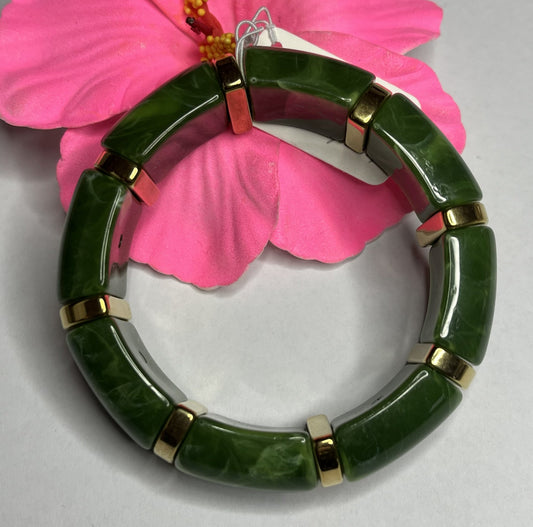 Bracciale bambù elegante con segmenti in resina verde e inserti dorati