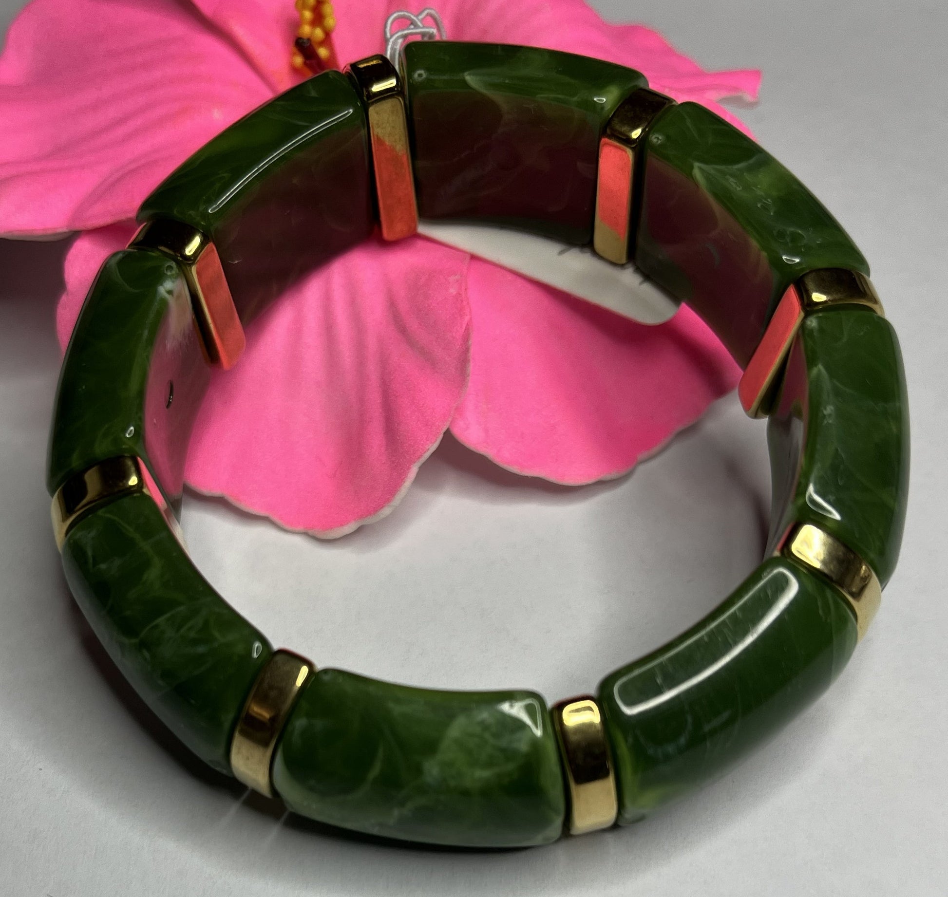 Bracciale bambù elegante con segmenti in resina verde e inserti dorati