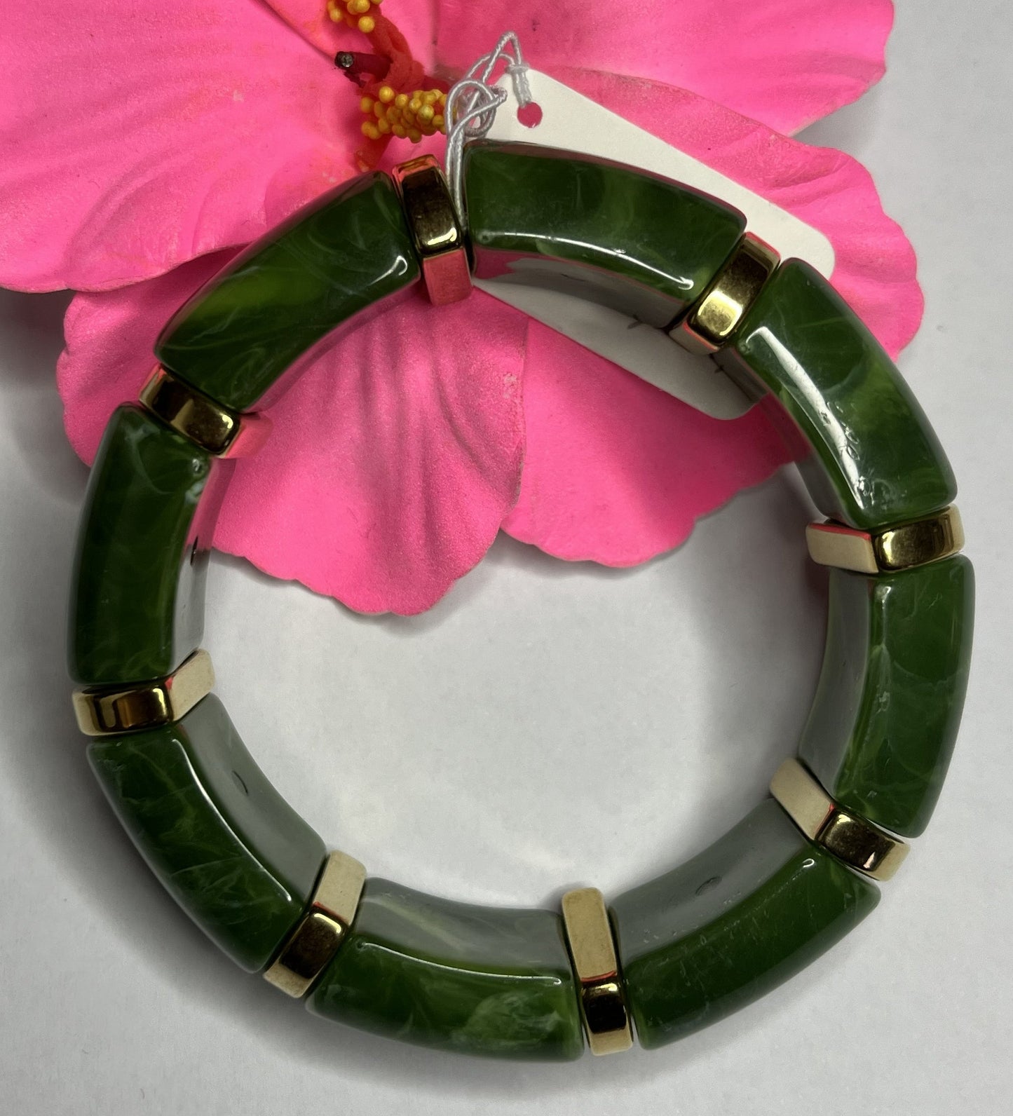 Bracciale bambù elegante con segmenti in resina verde e inserti dorati