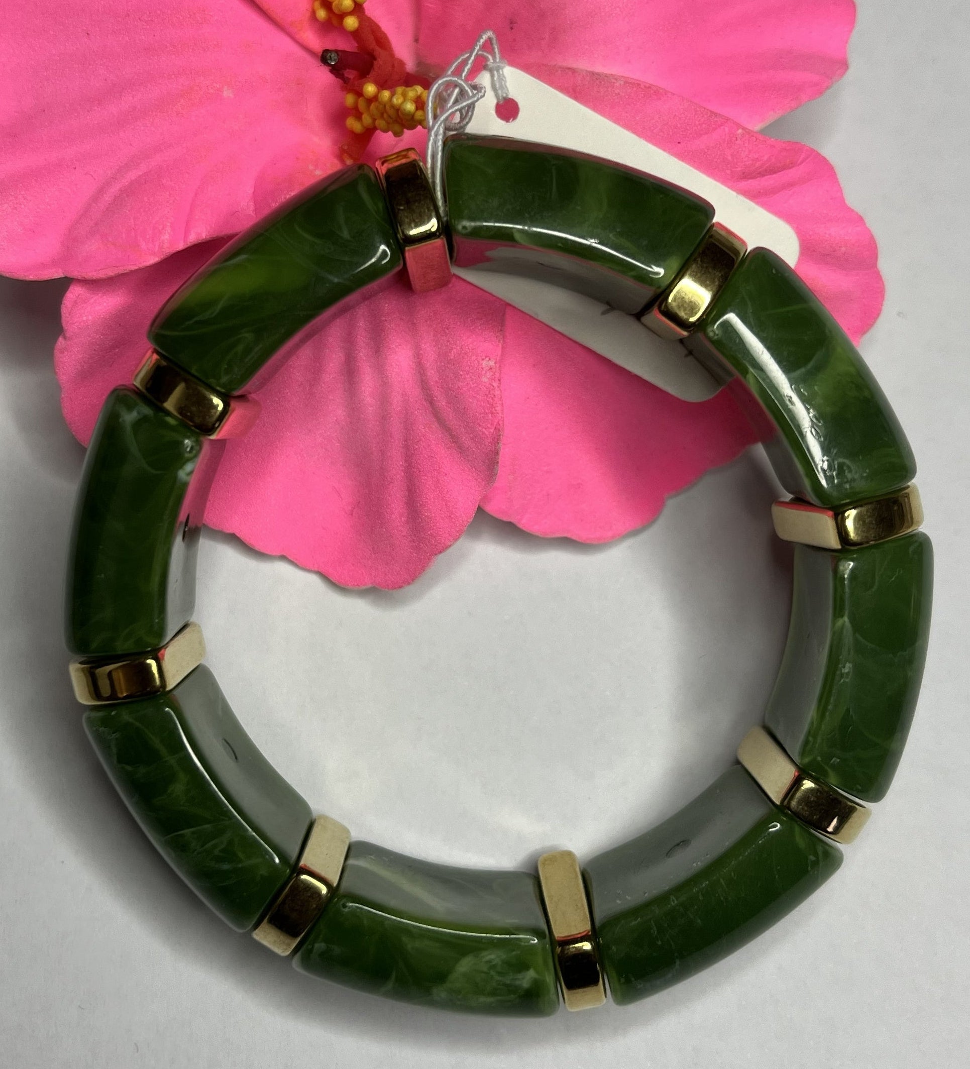 Bracciale bambù elegante con segmenti in resina verde e inserti dorati