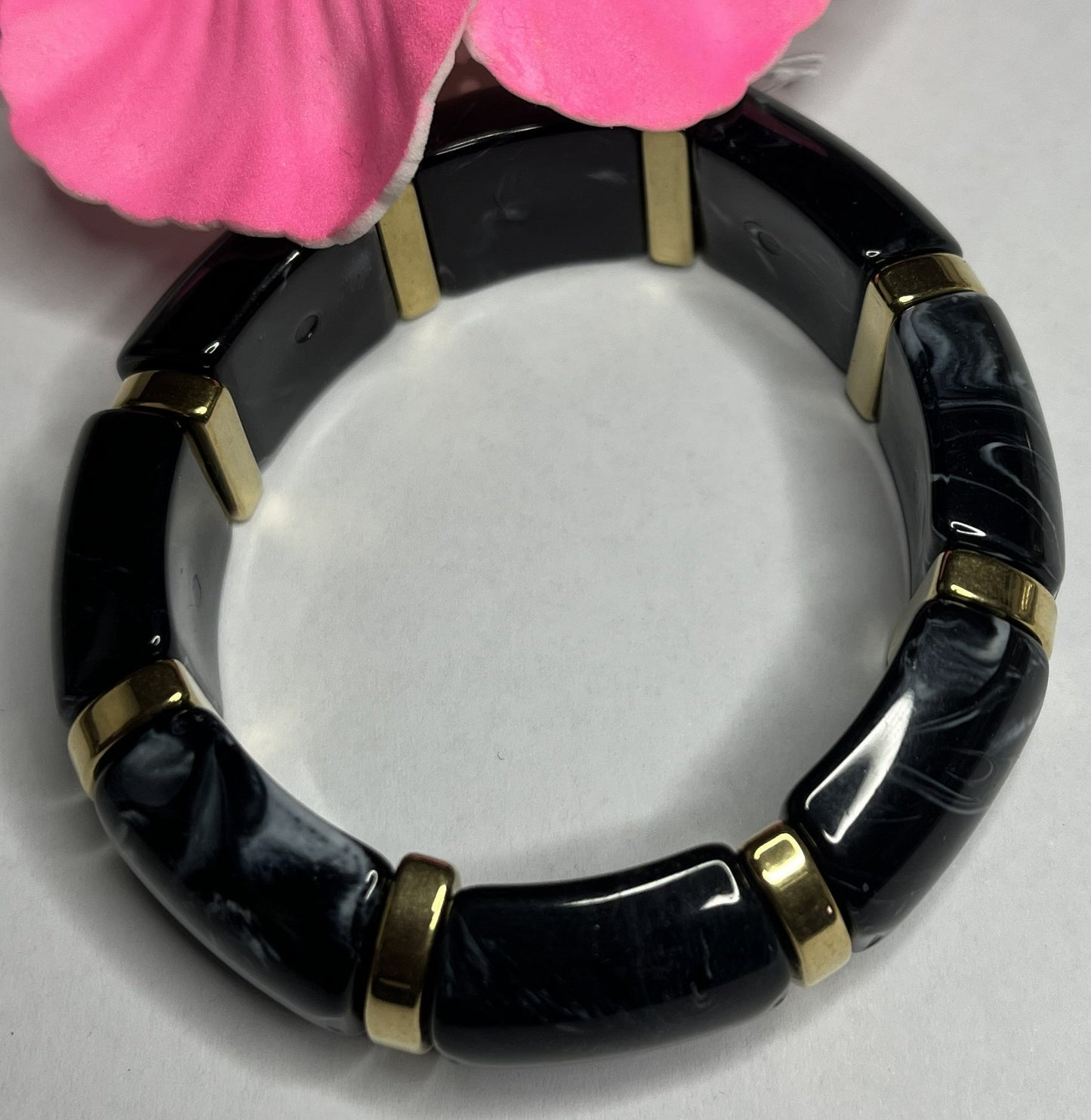 Bracciale bambù elegante con segmenti in resina nera e inserti dorati