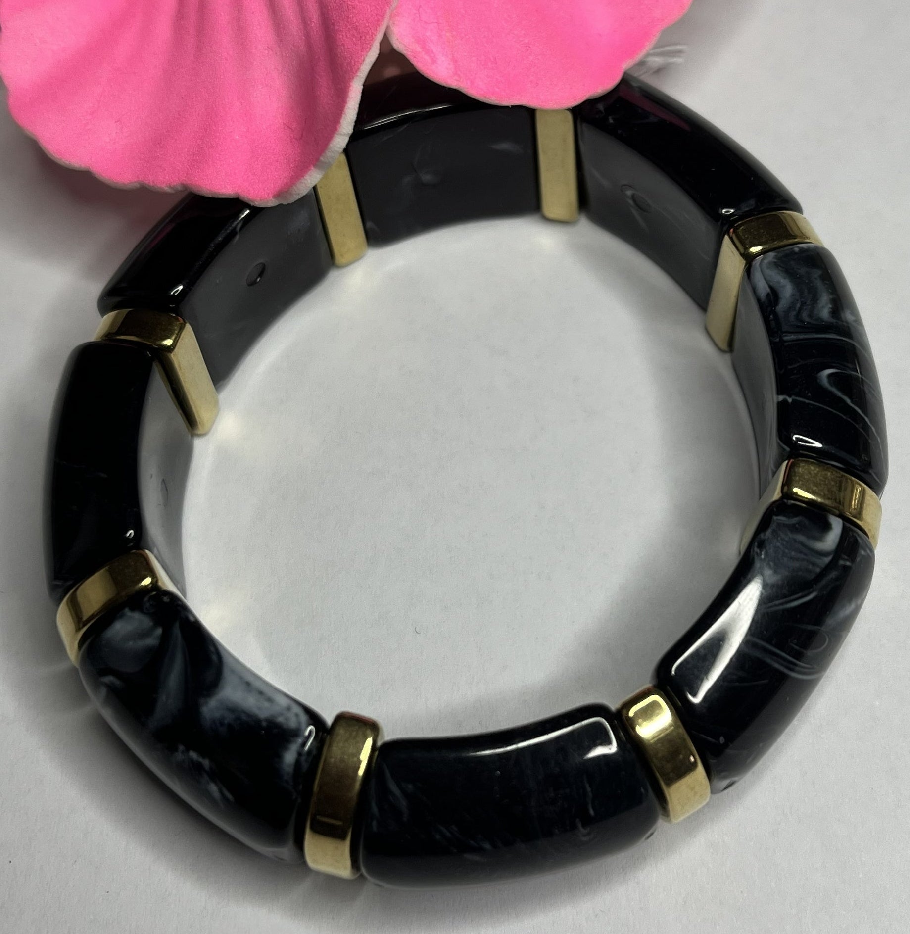 Bracciale bambù elegante con segmenti in resina nera e inserti dorati