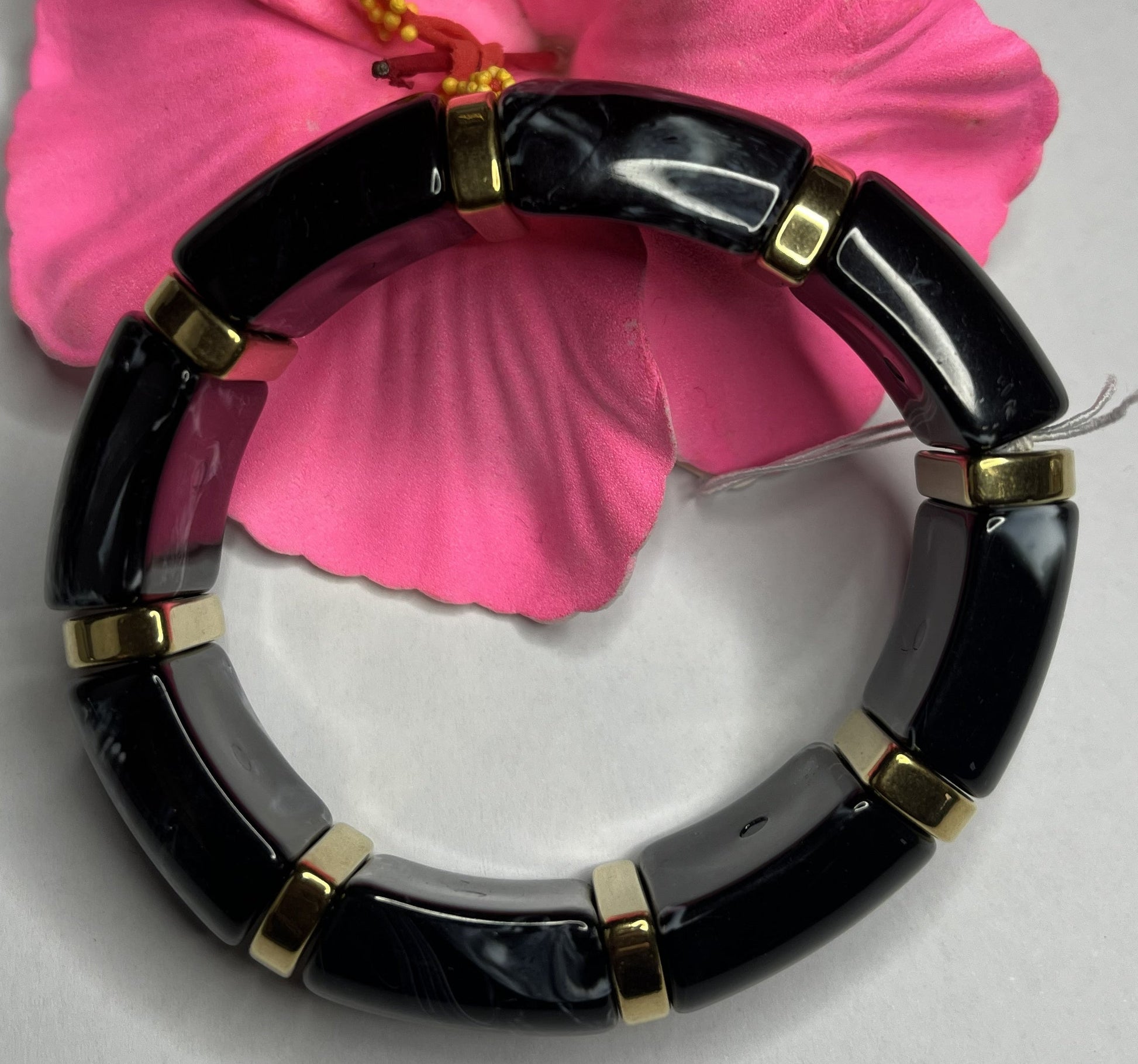 Bracciale bambù elegante con segmenti in resina nera e inserti dorati