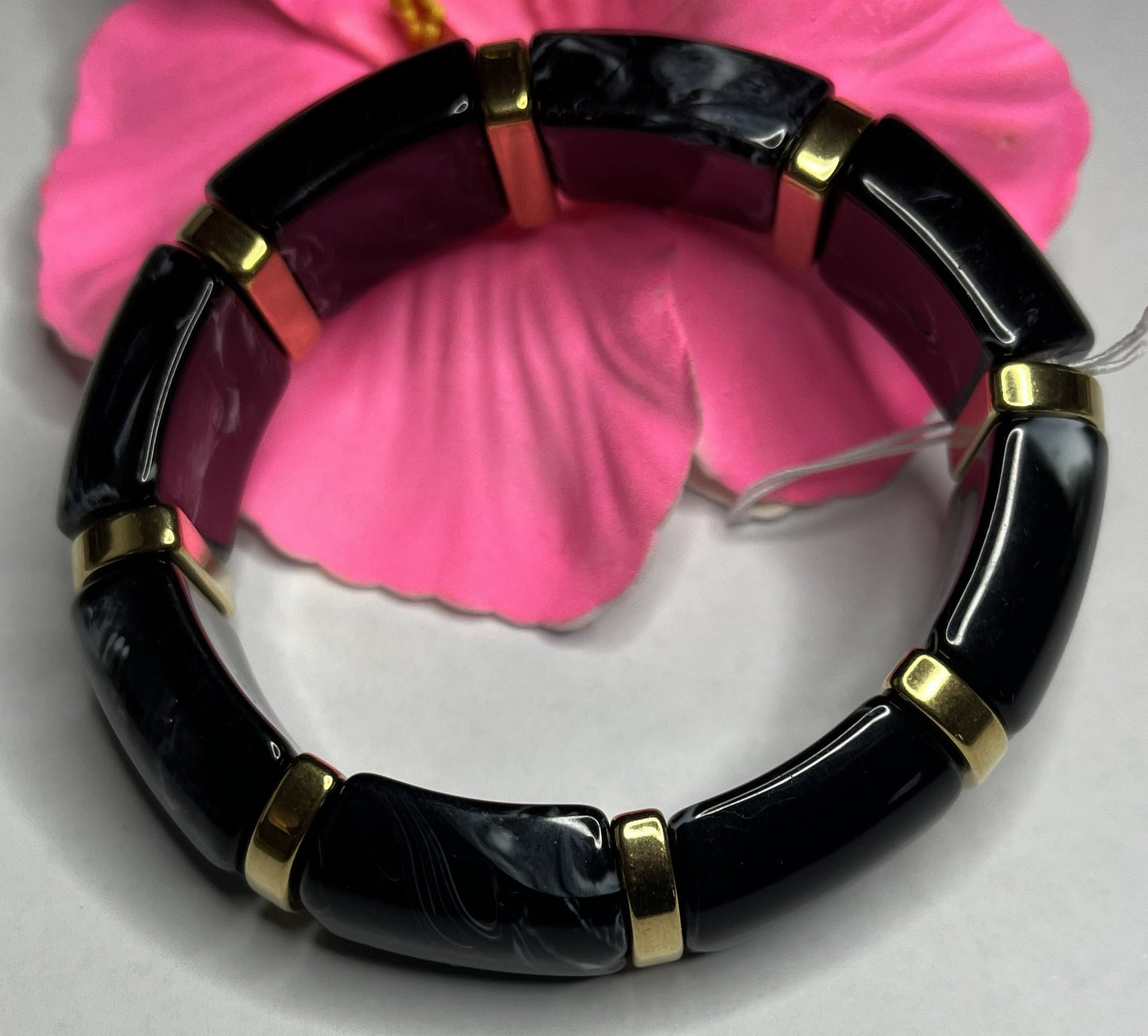 Bracciale bambù elegante con segmenti in resina nera e inserti dorati