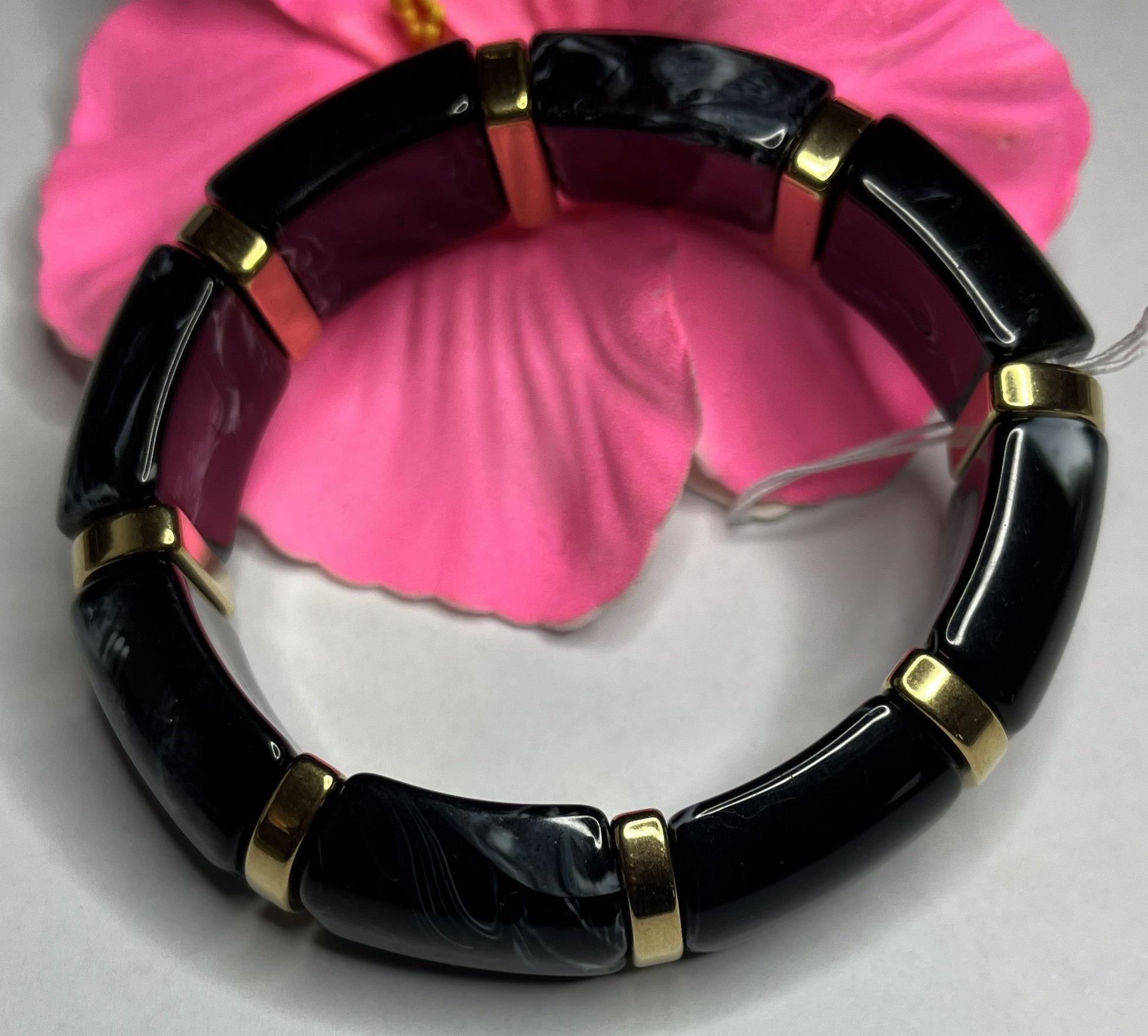 Bracciale bambù elegante con segmenti in resina nera e inserti dorati