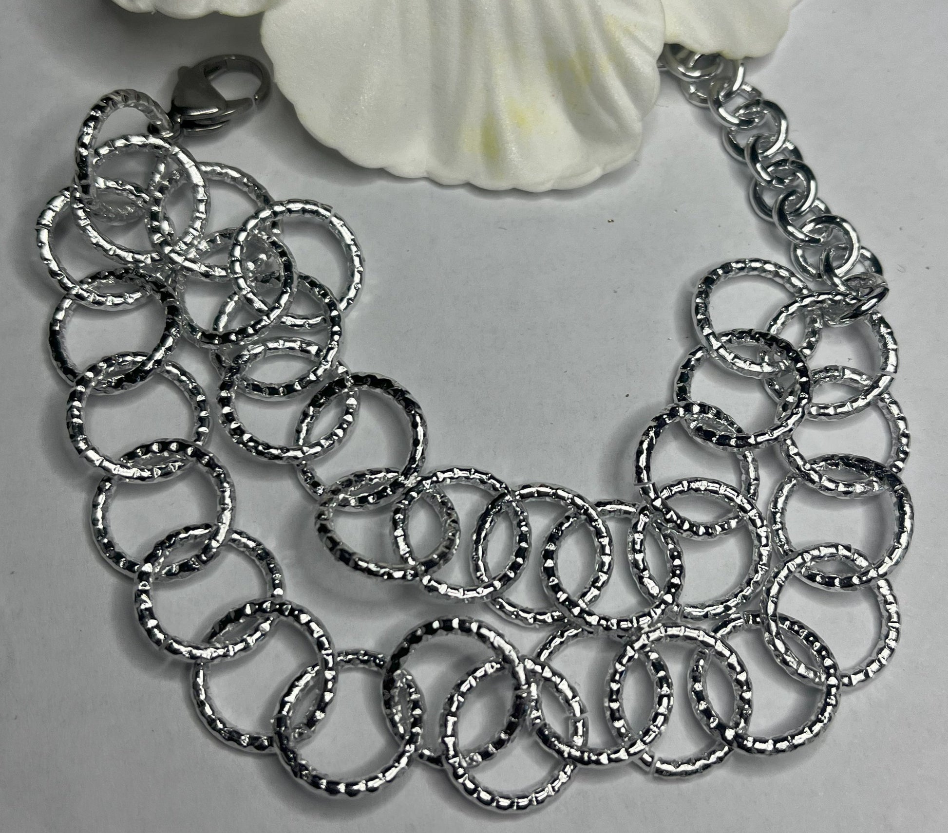 Bracciale cerchi eleganti dorati con anelli intrecciati scanalati, alluminio placcato argento