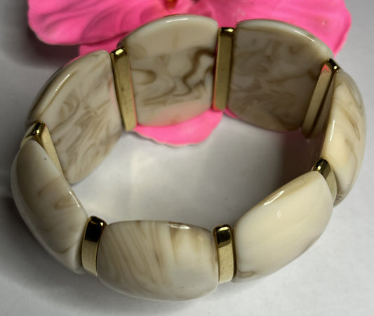 Bracciale effetto marmo in resina con dettagli oro su fiore rosa