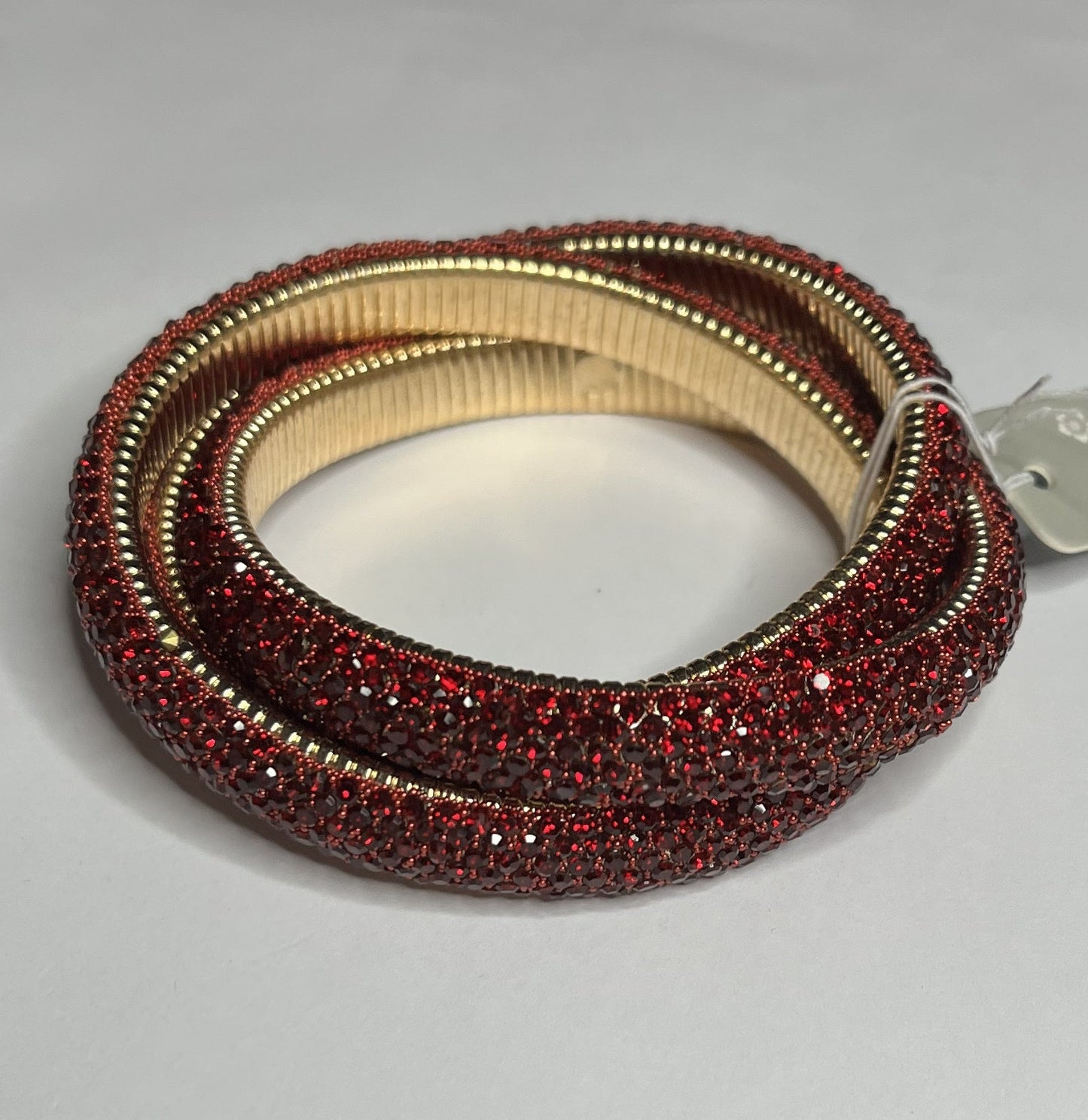 Bracciale triple bangle zirconato color bordeuax in acciaio inossidabile placcato oro con pavé cristalli e texture millegrain