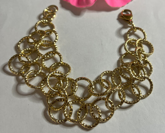 Bracciale cerchi eleganti dorati con anelli intrecciati scanalati, alluminio placcato oro