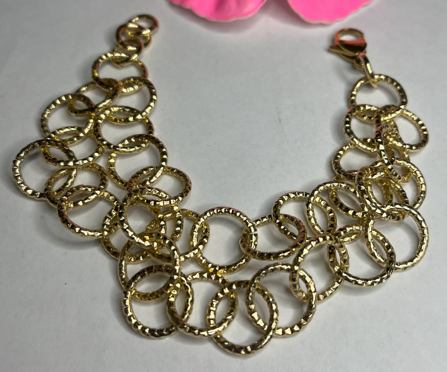 Bracciale cerchi eleganti dorati con anelli intrecciati scanalati, alluminio placcato oro