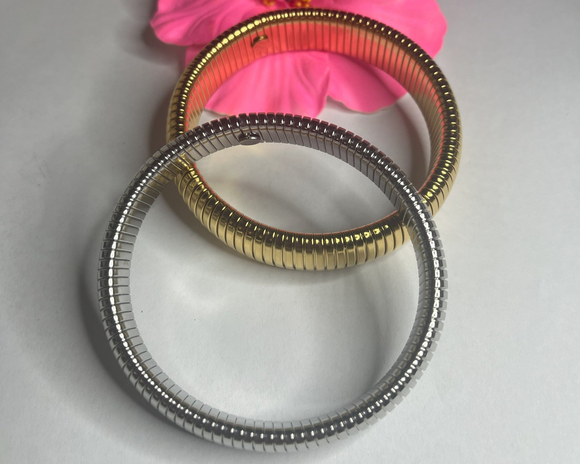 Braccialetto Flex Elegance oro e argento su fiore rosa