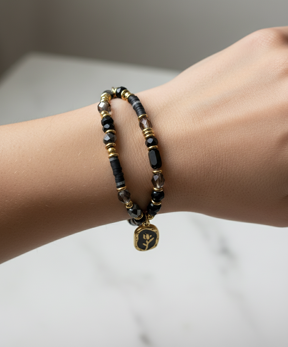 Braccialetto in Acciaio Inossidabile Perle Nere in Resina, Cristalli e Pendente Rosa Incisa Oro