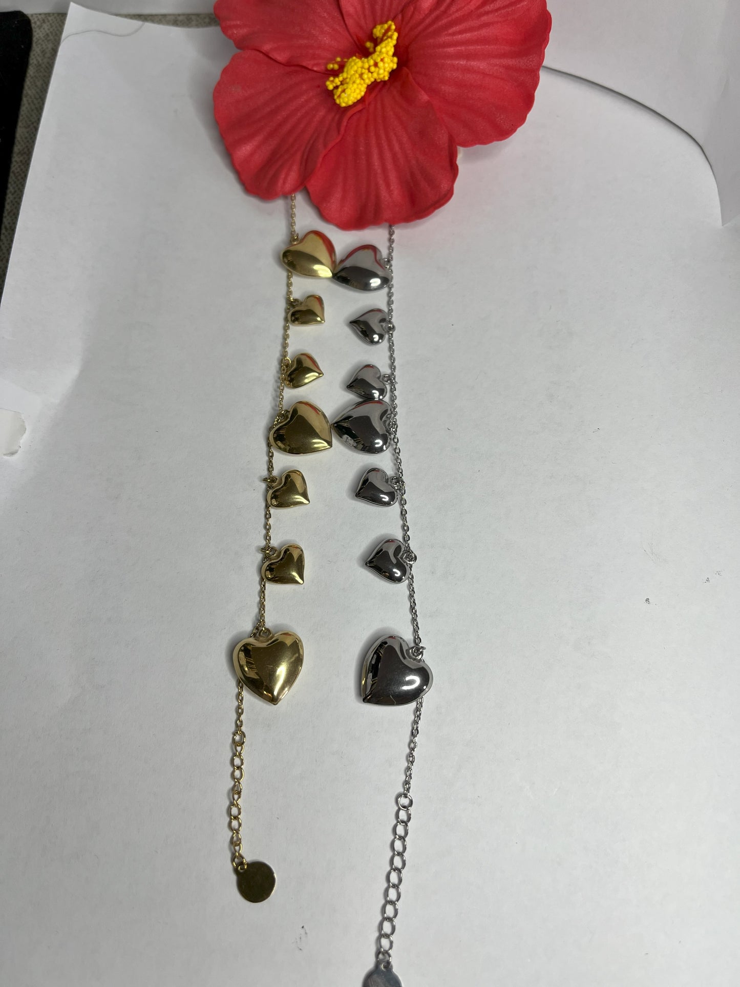 Braccialetto Cuori a Sonagli disponibile in placcato oro e argento, con cuori pendenti che creano un suono melodioso, design romantico ed elegante