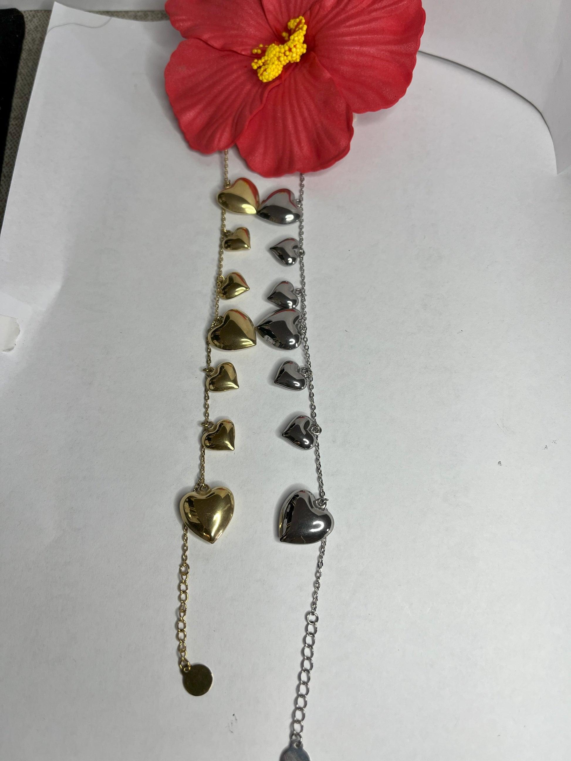 Braccialetto Cuori a Sonagli disponibile in placcato oro e argento, con cuori pendenti che creano un suono melodioso, design romantico ed elegante