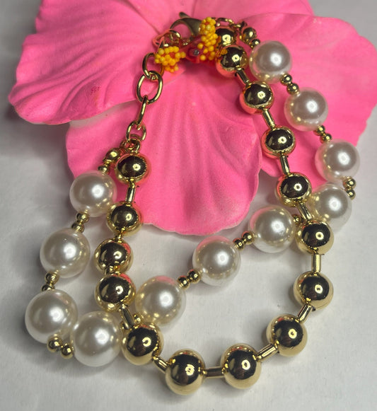 Braccialetto doppio eleganza dorata con sfere color oro e perlato su petali rosa