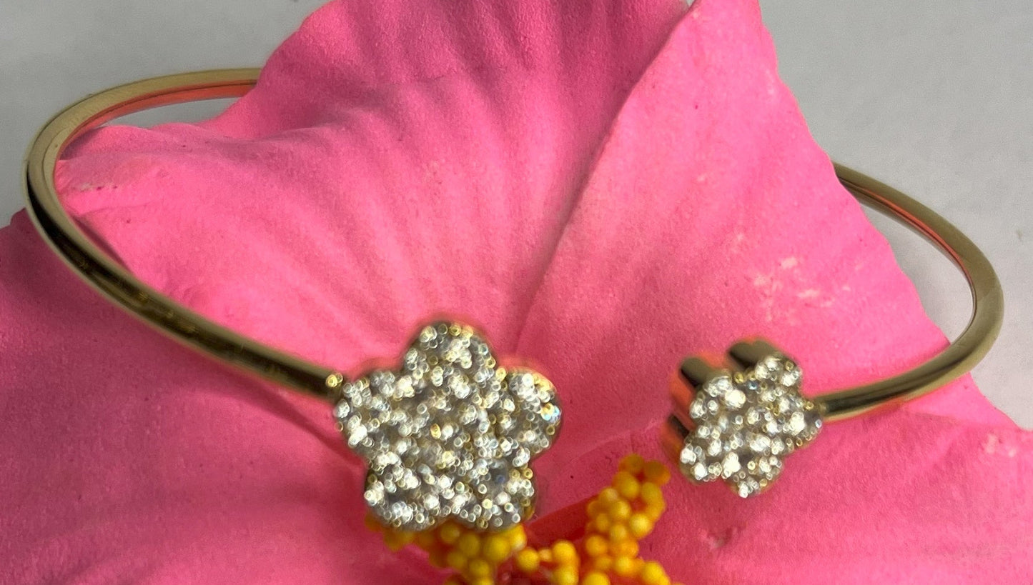 Braccialetto Elite dorato in acciaio premium con charm cristalli scintillanti disposti geometricamente