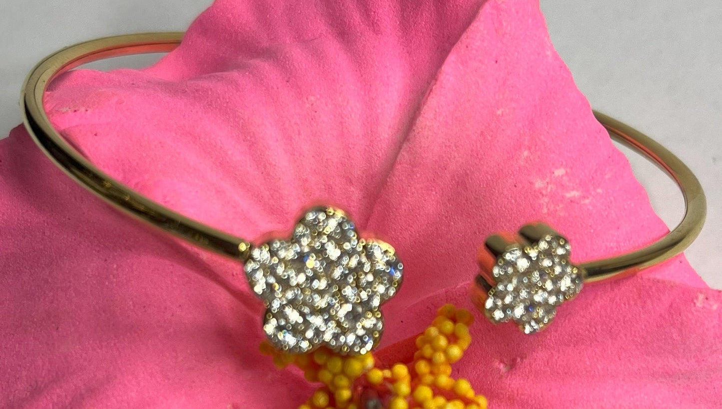Braccialetto Elite dorato in acciaio premium con charm cristalli scintillanti disposti geometricamente