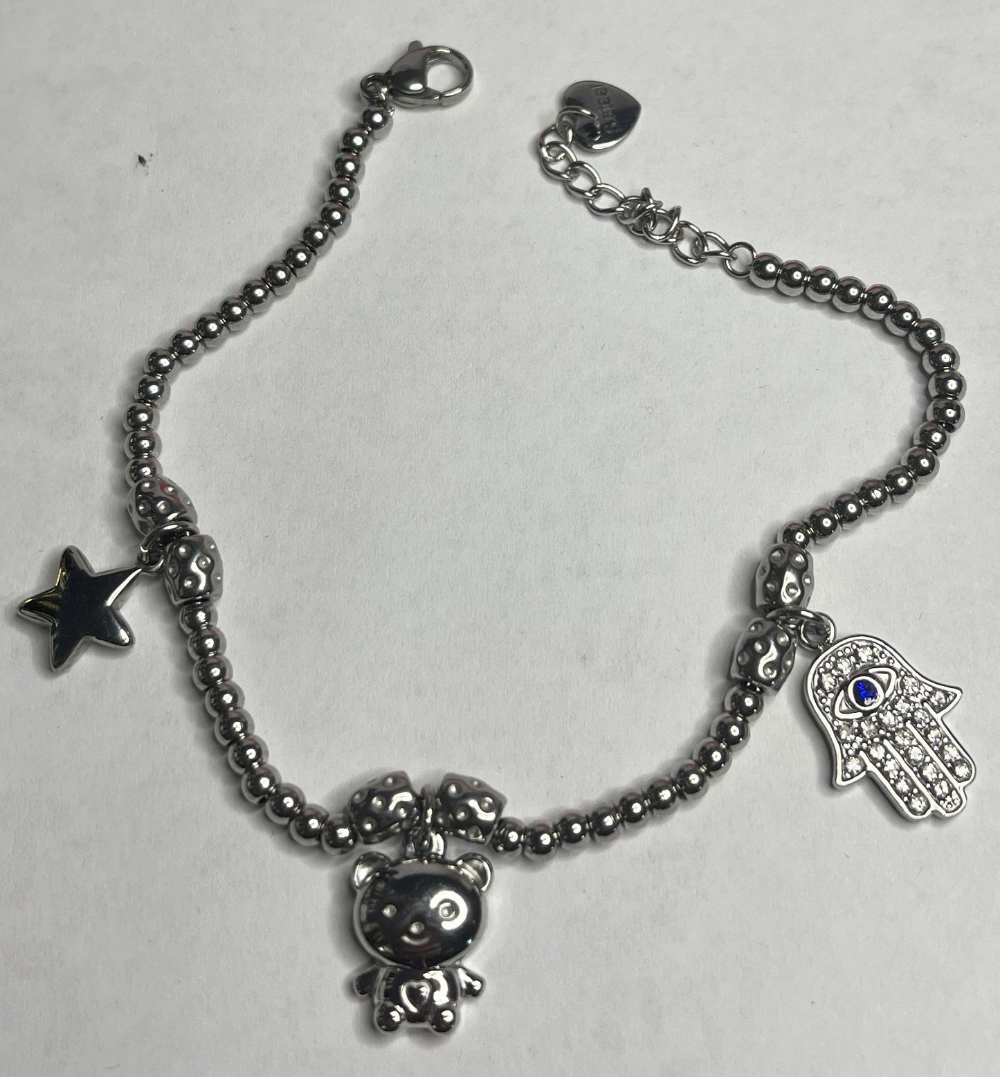 Braccialetto Hamsa in acciaio premium con ciondolo a forma di Mano di Fatima, catena delicata e dettagli dorati, simbolo di protezione e fortuna, variante silver