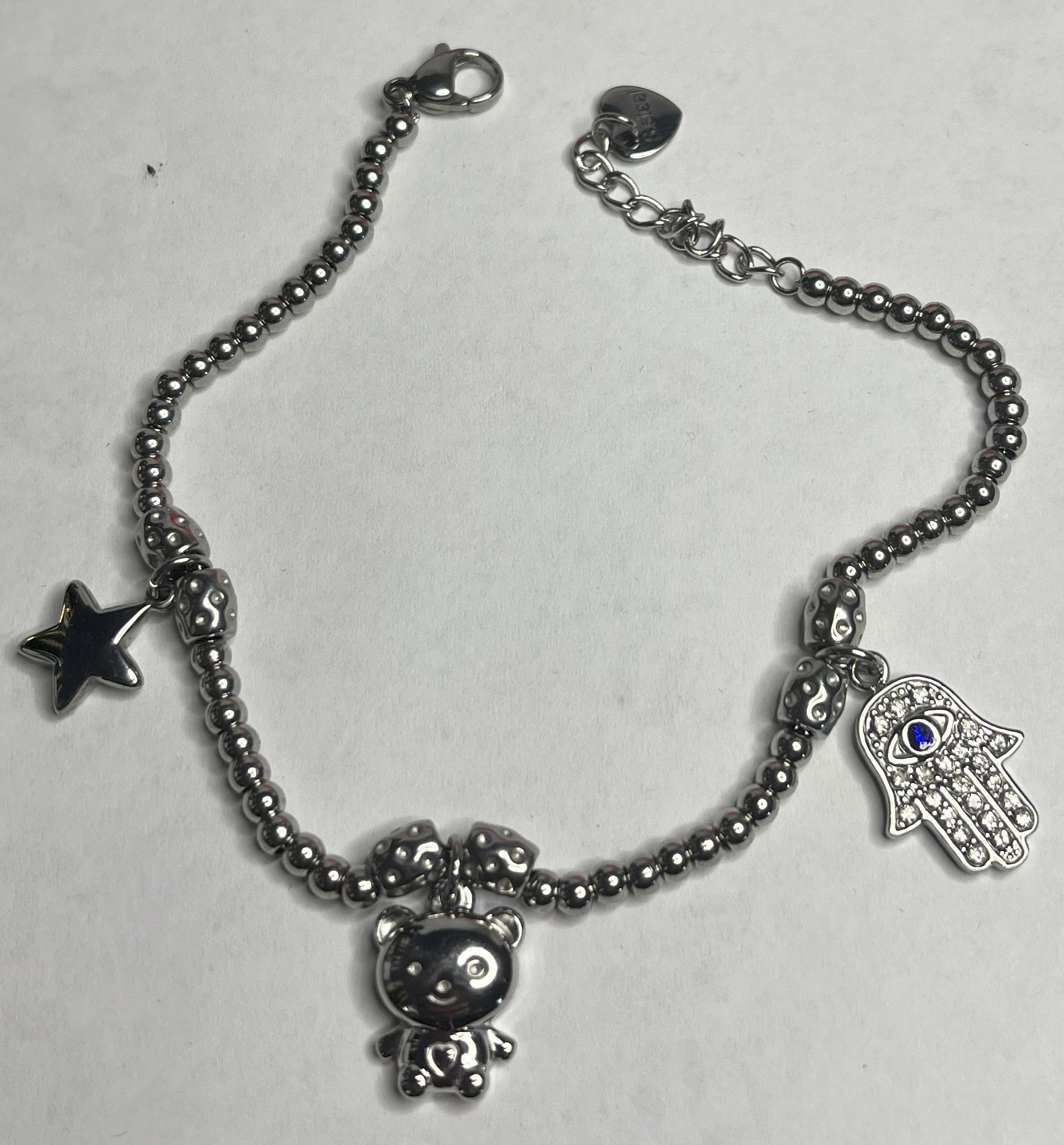Braccialetto Hamsa in acciaio premium con ciondolo a forma di Mano di Fatima, catena delicata e dettagli dorati, simbolo di protezione e fortuna, variante silver